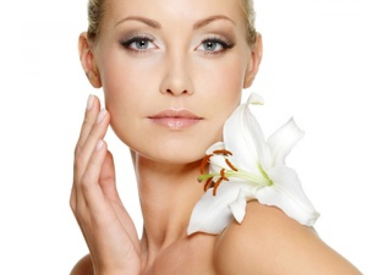 Beauty face of the young beautiful woman with flower